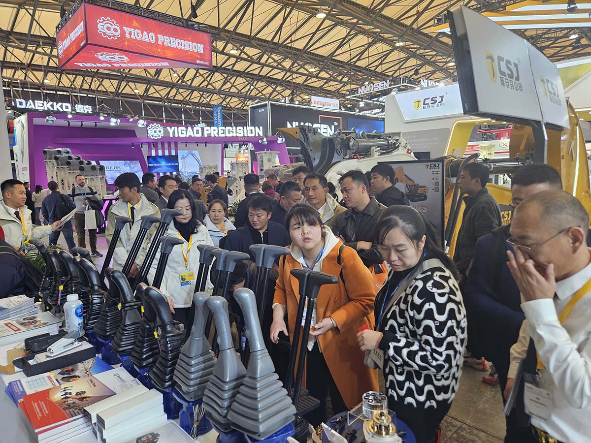 2024 Construction Machinery Bauma Shanghai, Gao Hong Hydraulic with the company's main products exhibitors